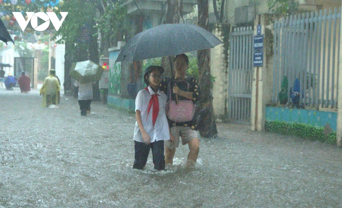 Hà Nội cho 2,3 triệu học sinh nghỉ học tránh mưa bão ngày 6/10